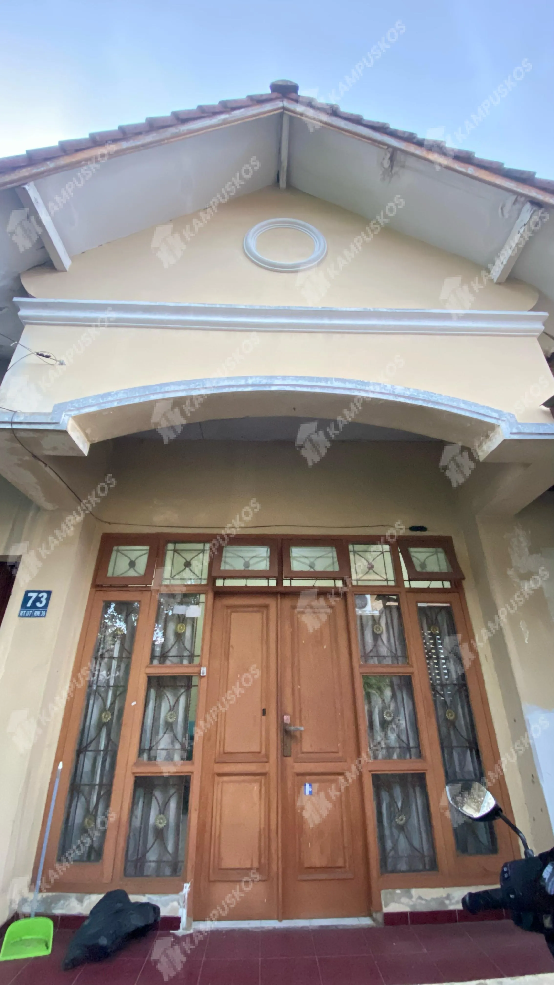 DISEWAKAN RUMAH BESAR 5 KAMAR SEMI BEBAS DI MONJALI 4K02AL090425