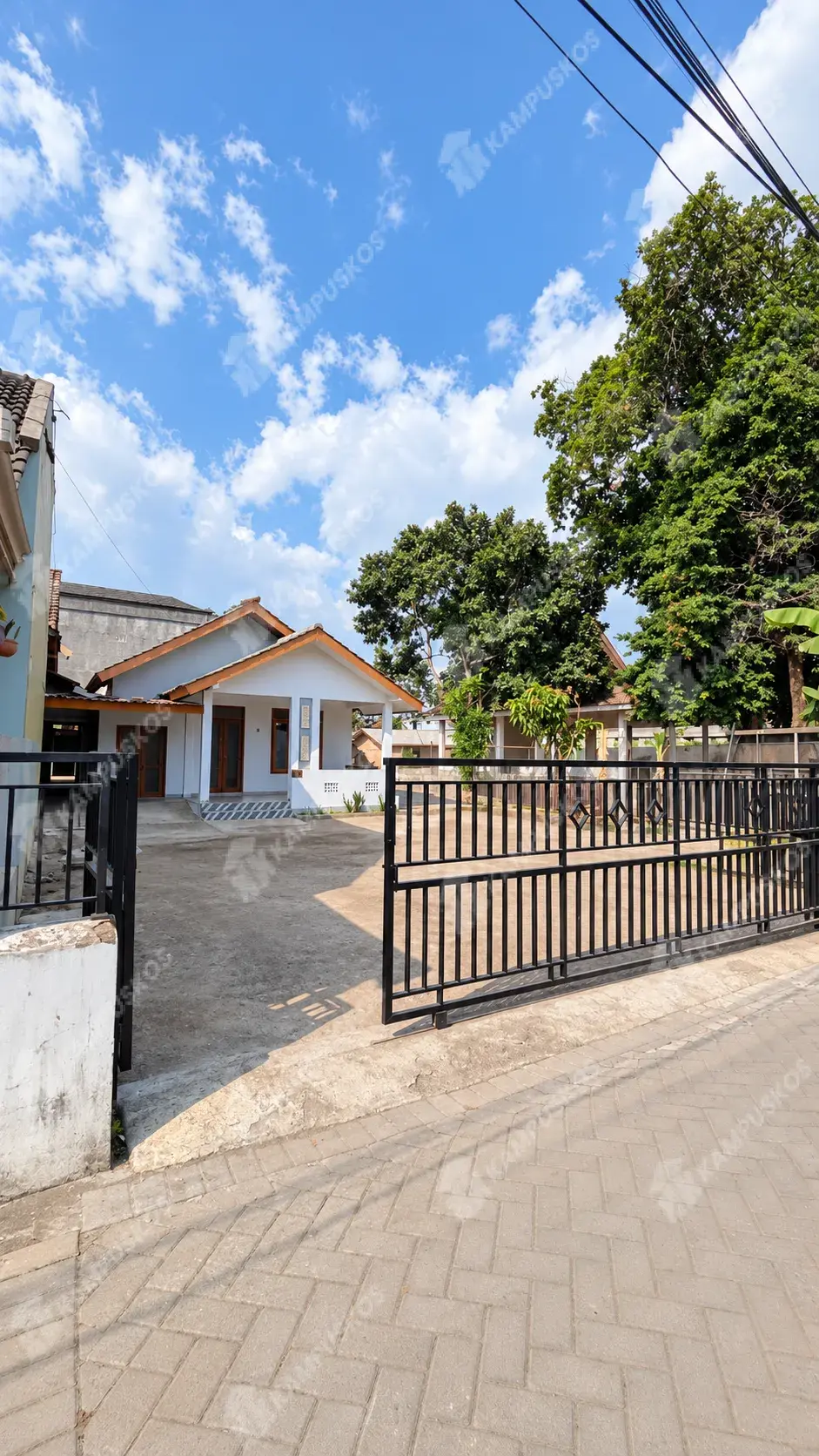 🏡 FOR RENT RUMAH BERPAGAR 2 KAMAR (BISA PASANG SEKAT JADI 3) HALAMAN SUPER LUAS MUAT 8 MOBIL BESAR BERJARAK 1KM DARI UGM DAN 5 MENIT KOTA JOGJA * HS122609042K 🏡